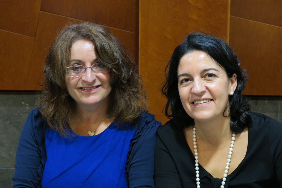 La catedrática de la Facultad de Optometría de la USC, Eva Yebra-Pimentel, y la también profesora de